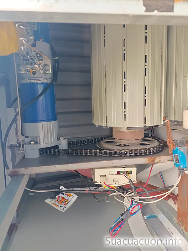 Sửa cửa cuốn gần đây tại Hà Nội, thợ đến nhanh khoảng 20 phút, kiểm tra tận nơi, báo giá trước khi làm, hỗ trợ xử lý các sự cố cửa cuốn tại nhà.