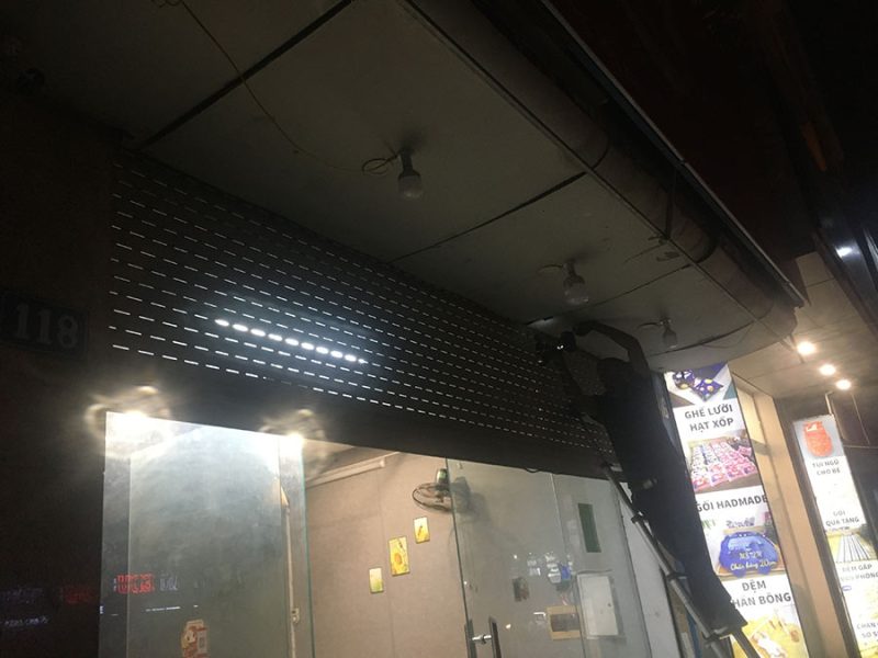 Dịch vụ sửa chữa cửa cuốn chuyên nghiệp nhất tại quận Hoàn Kiếm hỗ trợ 24/24h. Có mặt nhanh trong 20 phút xử lý lỗi không nhận điều khiển, hộp nhận tín hiệu, mô tơ không chạy...thợ tay nghề cao nhiều kinh nghiệm. Phục vụ chu đáo, uy tín, bảo hành 12 tháng. báo giá trước khi sửa