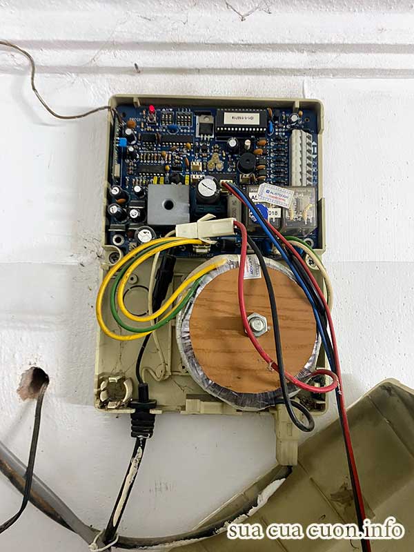 Sửa Cửa Cuốn Hà Đông sửa Motor, Remote, Hộp Nhận, Lưu Điện sửa hộp nhận tín hiệu cửa cuốn ausdoor tại MỖ LAO