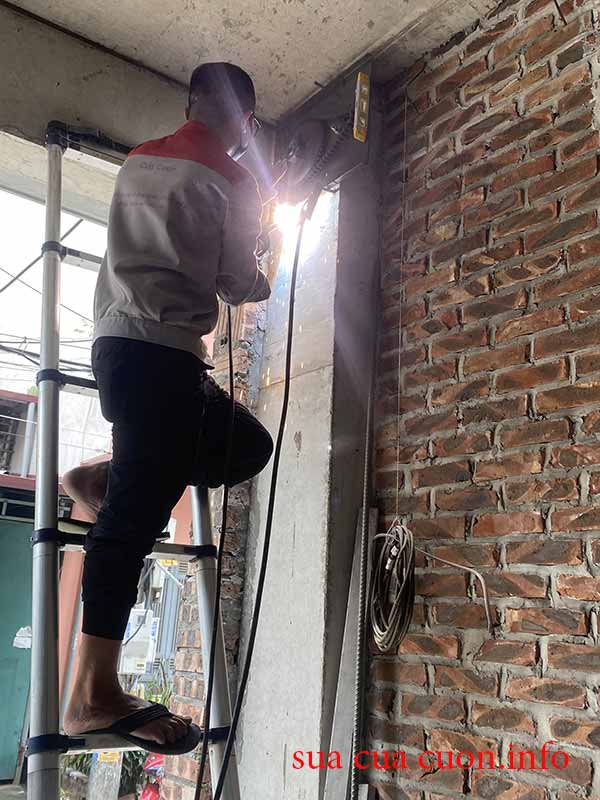 Lắp mặt bích cửa cuốn